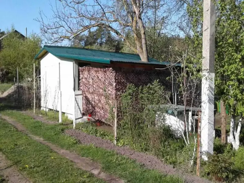 У продажу дача с. Клюшники, &nbsp;16 км від міста, оточене з усіх сторін лісом, &nbsp;&nbsp;чудове місце, щоб відпочити від міської метушні. До села &nbsp;гарна асфальтована дорога. Простора територія - 10 соток, на якій розташований будинок. Стан - житловий, є буржуйка. Електрика приєднана, у дворі є свердловина. Дача розташована біля зупинки автбуса та 5 хв. до станціі з/д транспорту.Бажаєте подивитися, звертайтеся за вказаним номером. Торг