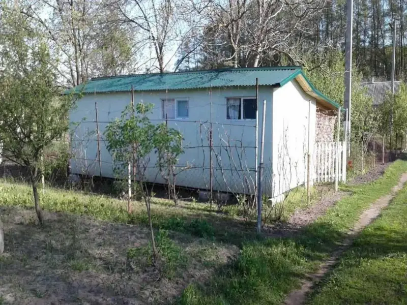 У продажу дача с. Клюшники, &nbsp;16 км від міста, оточене з усіх сторін лісом, &nbsp;&nbsp;чудове місце, щоб відпочити від міської метушні. До села &nbsp;гарна асфальтована дорога. Простора територія - 10 соток, на якій розташований будинок. Стан - житловий, є буржуйка. Електрика приєднана, у дворі є свердловина. Дача розташована біля зупинки автбуса та 5 хв. до станціі з/д транспорту.Бажаєте подивитися, звертайтеся за вказаним номером. Торг
