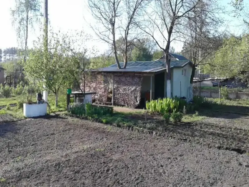У продажу дача с. Клюшники, &nbsp;16 км від міста, оточене з усіх сторін лісом, &nbsp;&nbsp;чудове місце, щоб відпочити від міської метушні. До села &nbsp;гарна асфальтована дорога. Простора територія - 10 соток, на якій розташований будинок. Стан - житловий, є буржуйка. Електрика приєднана, у дворі є свердловина. Дача розташована біля зупинки автбуса та 5 хв. до станціі з/д транспорту.Бажаєте подивитися, звертайтеся за вказаним номером. Торг