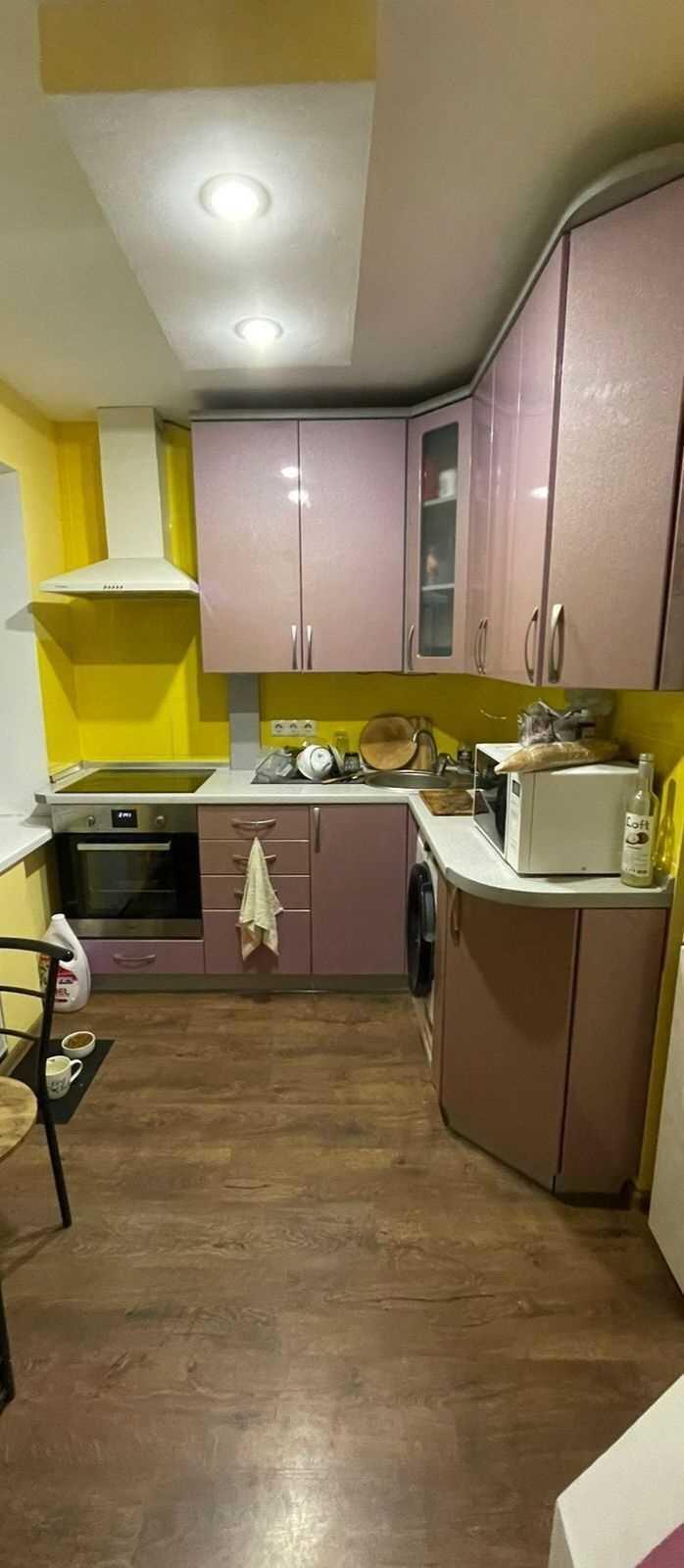 Відмінна пропозиція! Продаж однокімнатної квартири в р-ні Аграрної академії (стадіон Ворскла)* Розташована в новому цегляному будинку, дуже тепла;* Ідеальний другий поверх, у будинку сім поверхів;* Індивідуальне опалення, газовий двоконтурний котел;* Площа 51,5м2, дуже велика та комфортна кухня 14м2, кімната 18м2;* Два! балкона, величезний балкон із кімнати, і ще один їх кухні;* У квартирі виконано якісний ремонт;* Повністю укомплектована всіма меблями та технікою;* Документи готові до продажу.За додатковою інформацією звертайтесь за телефоном