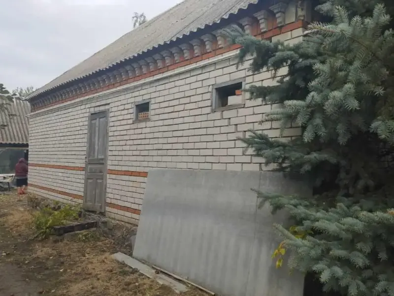В продажу 2 будинки в передмісті.1 будинок:- загальна площа 40 м2.- заведена центральна вода, газ, світло.- опалення пічне-газове.- житловий стан.2 будинок:- площа 80 м2- стан після будівельників.Окремий двір 25 сотокЄ кадастровий номер та приватизація.Асфальтований підїзд.До міста 20 км.Телефонуйте та домовляйтеся на показ!