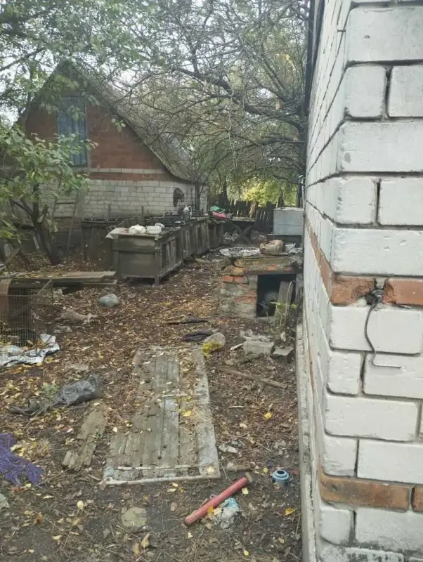 В продажу 2 будинки в передмісті.1 будинок:- загальна площа 40 м2.- заведена центральна вода, газ, світло.- опалення пічне-газове.- житловий стан.2 будинок:- площа 80 м2- стан після будівельників.Окремий двір 25 сотокЄ кадастровий номер та приватизація.Асфальтований підїзд.До міста 20 км.Телефонуйте та домовляйтеся на показ!
