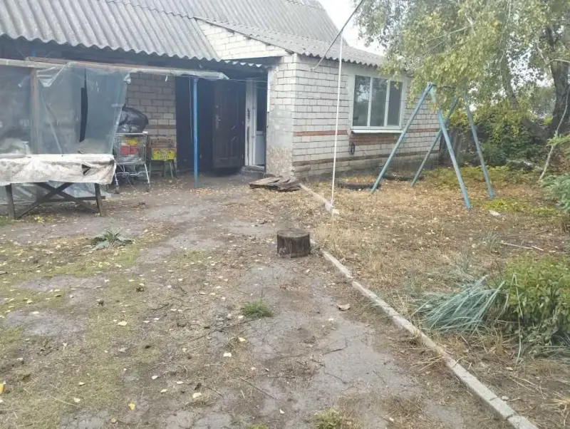 В продажу 2 будинки в передмісті.1 будинок:- загальна площа 40 м2.- заведена центральна вода, газ, світло.- опалення пічне-газове.- житловий стан.2 будинок:- площа 80 м2- стан після будівельників.Окремий двір 25 сотокЄ кадастровий номер та приватизація.Асфальтований підїзд.До міста 20 км.Телефонуйте та домовляйтеся на показ!