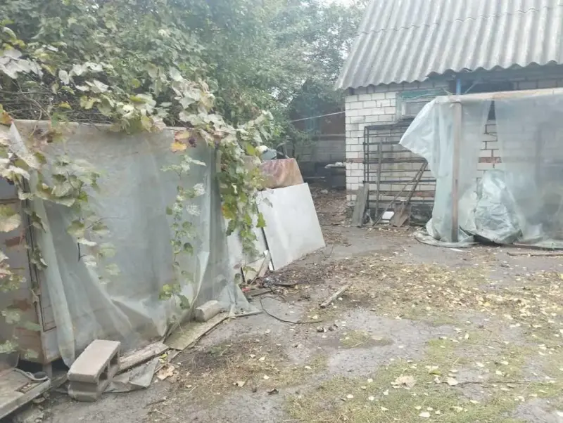 В продажу 2 будинки в передмісті.1 будинок:- загальна площа 40 м2.- заведена центральна вода, газ, світло.- опалення пічне-газове.- житловий стан.2 будинок:- площа 80 м2- стан після будівельників.Окремий двір 25 сотокЄ кадастровий номер та приватизація.Асфальтований підїзд.До міста 20 км.Телефонуйте та домовляйтеся на показ!