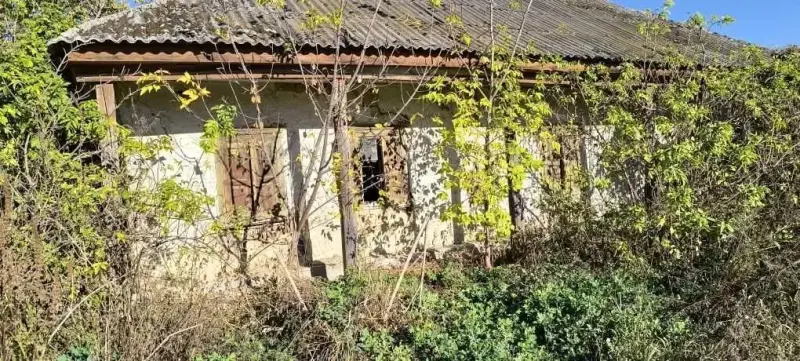 У продажі аварійний будинок в селі Кунцеве* Загальна площа 70м2;* Власний заїзд, окремий двір 20 соток ;* В дворі є колодяць.* До річки 5 хвилин. Гарна простора ділянка ,для втілення ваших мрій!