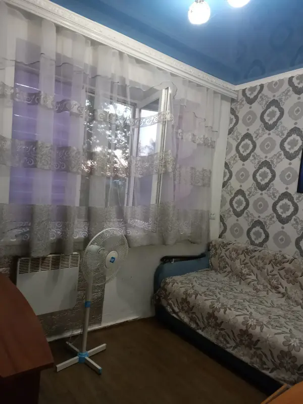 Продаються затишні та охайні кімнати з власними зручностями у спокійному районі міста.Комфортні умови для проживанняСвітлі та теплі кімнатиВласні зручностіХороше розташування та зручна транспортна розв’язкаЧудовий варіант як для власного проживання, так і для інвестиції під оренду.Монастирська гораДеталі за телефоном або в приватні повідомлення.