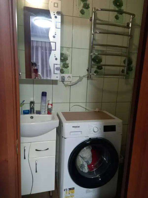 Продаються затишні та охайні кімнати з власними зручностями у спокійному районі міста.Комфортні умови для проживанняСвітлі та теплі кімнатиВласні зручностіХороше розташування та зручна транспортна розв’язкаЧудовий варіант як для власного проживання, так і для інвестиції під оренду.Монастирська гораДеталі за телефоном або в приватні повідомлення.