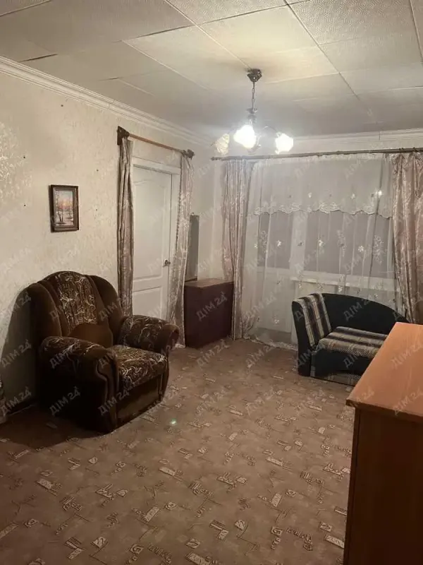 У продажу чотирикімнатна квартира - розташована на 1 поверсі 5 поверхового будинку- будинок блочний- загальна площа &nbsp;квратири 60 м.кв.- кімнати суміжні- кухня маленька- 6 м.кв- квартира в житловому стані, але ремонт не завадить- розташування будинку в дуже комфортній локації- поруч Маркетопт,  школи, дитячі садочки, &nbsp;зупинка громадського транспорту Телефонуйте за деталями продажу!