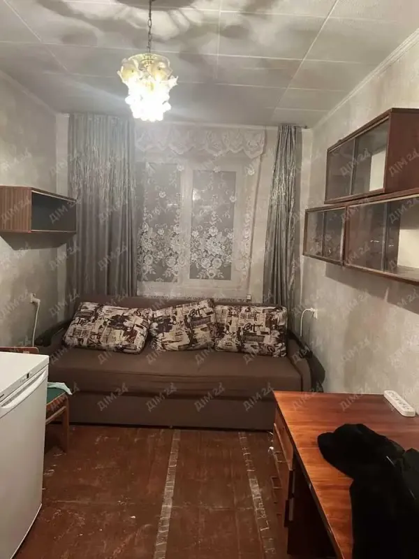 У продажу чотирикімнатна квартира - розташована на 1 поверсі 5 поверхового будинку- будинок блочний- загальна площа &nbsp;квратири 60 м.кв.- кімнати суміжні- кухня маленька- 6 м.кв- квартира в житловому стані, але ремонт не завадить- розташування будинку в дуже комфортній локації- поруч Маркетопт,  школи, дитячі садочки, &nbsp;зупинка громадського транспорту Телефонуйте за деталями продажу!