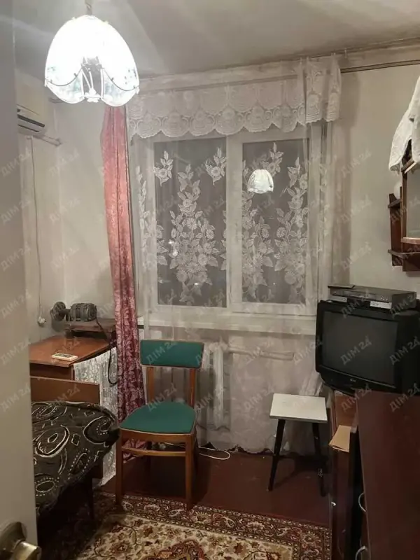 У продажу чотирикімнатна квартира - розташована на 1 поверсі 5 поверхового будинку- будинок блочний- загальна площа &nbsp;квратири 60 м.кв.- кімнати суміжні- кухня маленька- 6 м.кв- квартира в житловому стані, але ремонт не завадить- розташування будинку в дуже комфортній локації- поруч Маркетопт,  школи, дитячі садочки, &nbsp;зупинка громадського транспорту Телефонуйте за деталями продажу!
