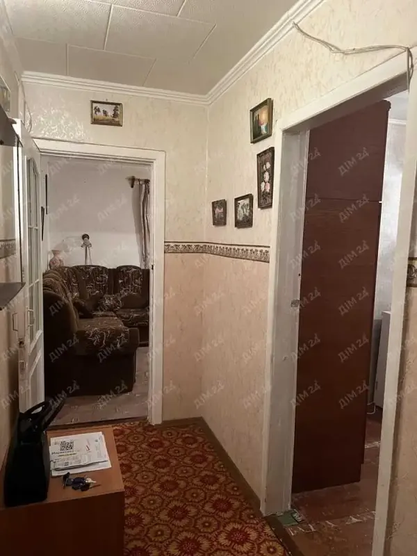 У продажу чотирикімнатна квартира - розташована на 1 поверсі 5 поверхового будинку- будинок блочний- загальна площа &nbsp;квратири 60 м.кв.- кімнати суміжні- кухня маленька- 6 м.кв- квартира в житловому стані, але ремонт не завадить- розташування будинку в дуже комфортній локації- поруч Маркетопт,  школи, дитячі садочки, &nbsp;зупинка громадського транспорту Телефонуйте за деталями продажу!