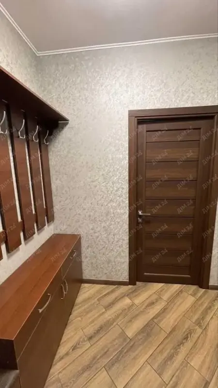 Продається 3 кімнатна квартира в цегляному будинку по вулиці Геологічна:Поверх - 5/5.Опалення - індивідуальне газове.Кімнати окремі.Санвузол - роздільнийКімнати: 17.1; 12; 8.1.Стан - гарний. Утеплена. Два балкони. Металопластикові вікна. У вітальні та дитячій натяжні стелі.Продається з усіма меблями та технікою.Тихий затишний район. Поруч школа, садочок, магазини.