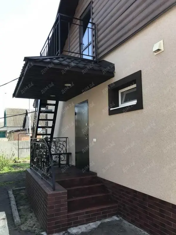 Продається приватизований будинок в м Карлівка* Загальною площею 97м2* Три окремі кімнати* Земельним участком 6 соток* На тереторії участку знаходиться ще одна будівля площею 48 м2 ( при необхідності є можливість переробити в житловий будинок, або будівлю будь якого призначення)* Е підвал* Будинок знаходиться &nbsp;в Центрі * В п`яти хвилинах ходьби Школа! Дитячий садок! ТЕЛЕФОНУЙТЕ!!!