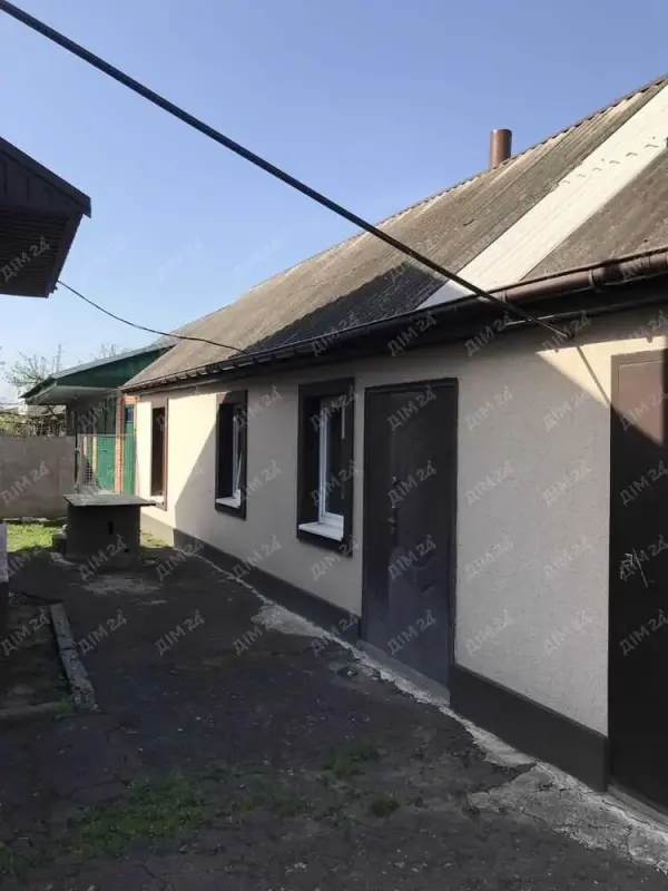 Продається приватизований будинок в м Карлівка* Загальною площею 97м2* Три окремі кімнати* Земельним участком 6 соток* На тереторії участку знаходиться ще одна будівля площею 48 м2 ( при необхідності є можливість переробити в житловий будинок, або будівлю будь якого призначення)* Е підвал* Будинок знаходиться &nbsp;в Центрі * В п`яти хвилинах ходьби Школа! Дитячий садок! ТЕЛЕФОНУЙТЕ!!!