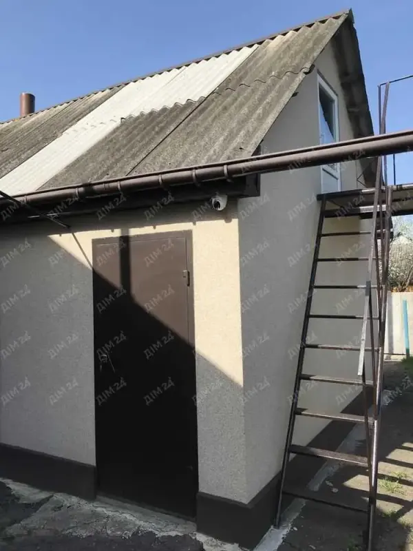 Продається приватизований будинок в м Карлівка* Загальною площею 97м2* Три окремі кімнати* Земельним участком 6 соток* На тереторії участку знаходиться ще одна будівля площею 48 м2 ( при необхідності є можливість переробити в житловий будинок, або будівлю будь якого призначення)* Е підвал* Будинок знаходиться &nbsp;в Центрі * В п`яти хвилинах ходьби Школа! Дитячий садок! ТЕЛЕФОНУЙТЕ!!!