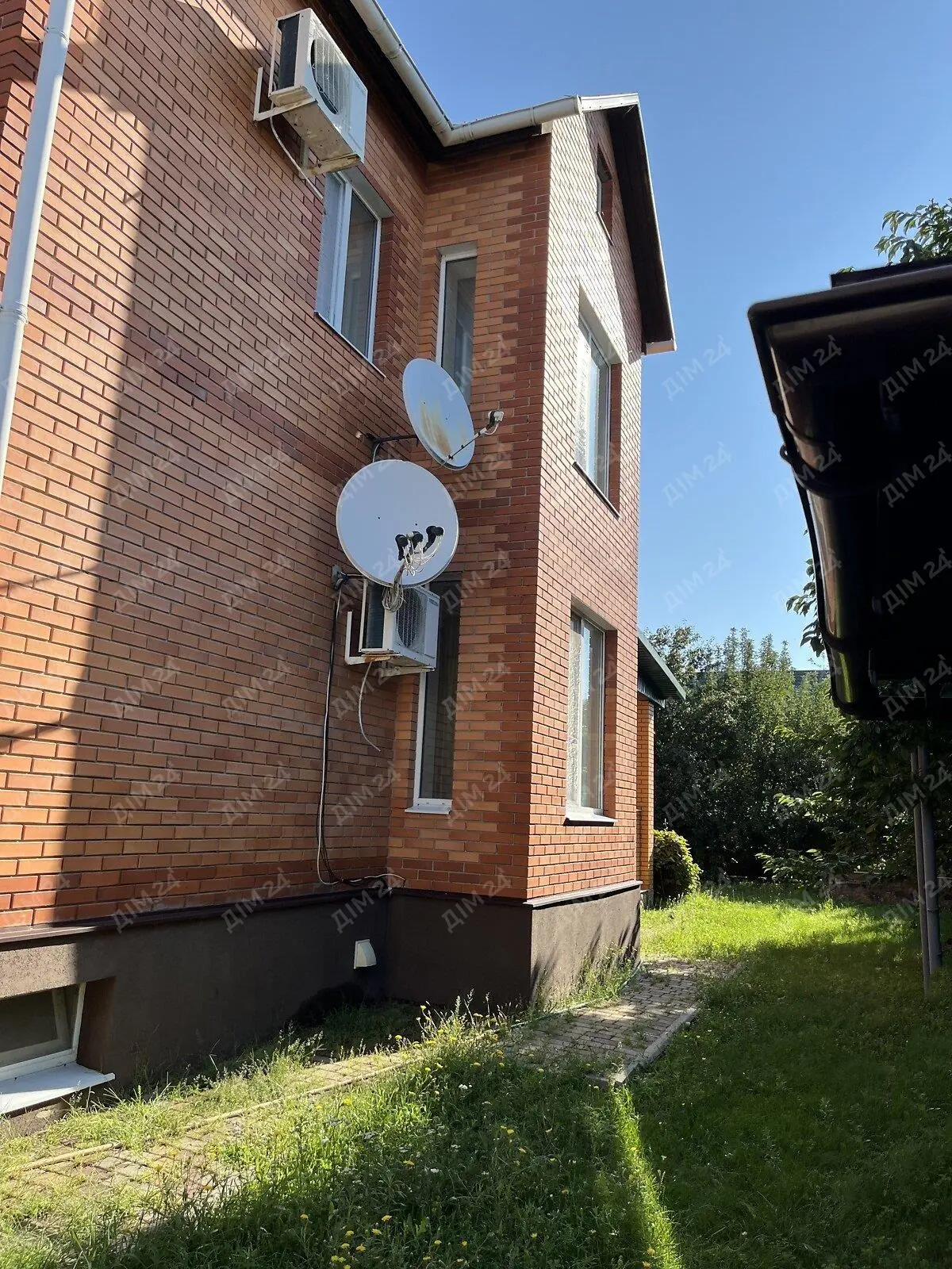 Презентуємо будинок поруч з містом з мальовничою природою та озерами.* Загальна площа будинку 254 м2; &nbsp;&nbsp;&nbsp;&nbsp;&nbsp;* 1-й поверх: веранда, коридор, велика кухня, кімната, вбиральня, ванна, вітальня; * 2 -й поверх: веранда, три спальні, великий санвузол з ванною та душовою кабіною та лоджія; &nbsp;&nbsp;&nbsp; Будинок 2008 року, утеплений мінеральною ватою, монолітне перекриття. &nbsp;&nbsp;&nbsp; Комунікації: * Газ, електрика, водопровід, вигрібна яма, wi-fi оптоволокно;* опалення: газовий котел + електроопалення + твердопаливний котел;* встановлено два кондиціонери;* для резервного живлення є генератор та інвертор, перемикання на акумулятори. При відключенні світла в будинку все працює;* теплий підвал, підійде для спортзалу, в підвалі є зона відпочинку з меблями та каміном;* площа ділянки 10 соток;* на території є басейн, барбекю зона, тераса, освітлення по периметру, полив, садові дерева;* гараж на 1 авто плюс паркомісця на території автоматичні ворота;* в будинку встановлена система охорони; * паркан з бутового каменя та червоної цегли;* в будинку залишаються всі меблі та техніка.  Асфальтований під`їзд. Поруч продуктові магазини, до гіпермаркету Метро 5-7 хв на авто.