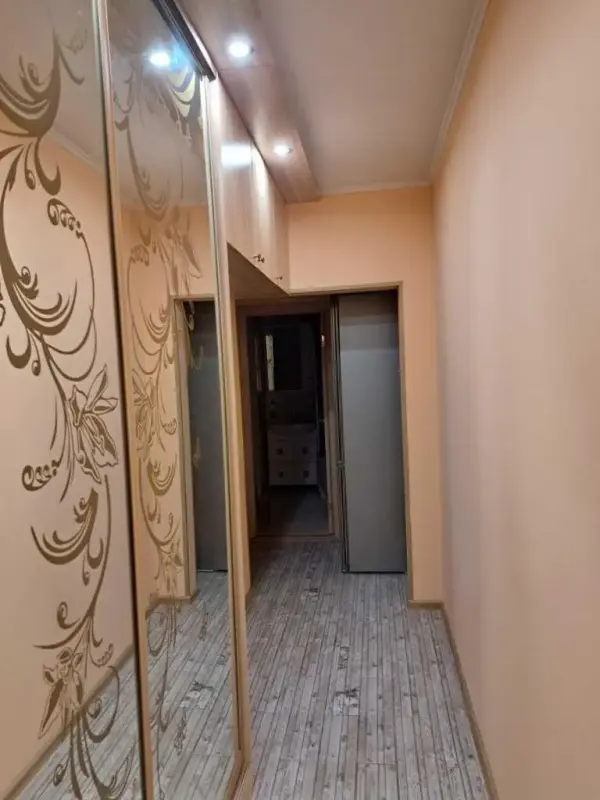 Однакімнатна квартира на зручном 3 поверсі панельного будинкуз автономним опаленням.вулиця Марії Башкірцевої ,поряд садок, школа ,магазини ,ринокКвартира утеплена, стіни шумоізольовані.Квартира повністю укомплектована є все для комфортного життяРозглядаємо пропозиції по державним програмам.Телефонуйте