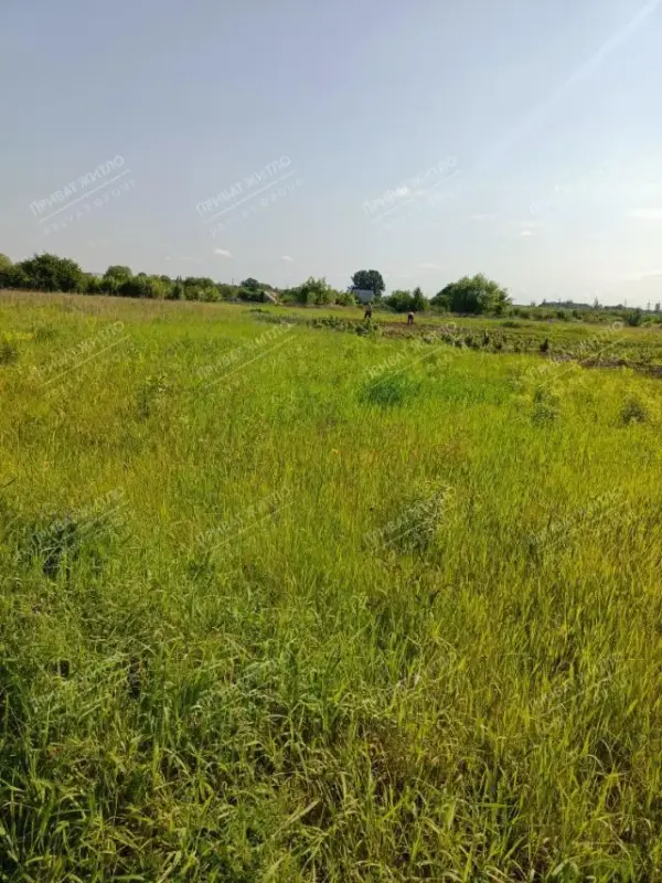 Пропонується до продажу земельна ділянка &nbsp;в селі Супрунівка. Розташована безпосередньо біля транспортної артерії Київ–Харків.  Площа 7,5 соток Призначення- для ведення особистого селянського господарства. Поруч вже зведені житлові будинки, тому підключення електроенергії, води та газу буде максимально зручним Це чудовий варіант для інвесторів або тих, хто мріє про будівництво будинку поруч із містом. Це швидкий доступ до міста, зручність для бізнесу або проживання Наберіть вказаний номером телефонуі дізнайтесь всі деталі продажу!