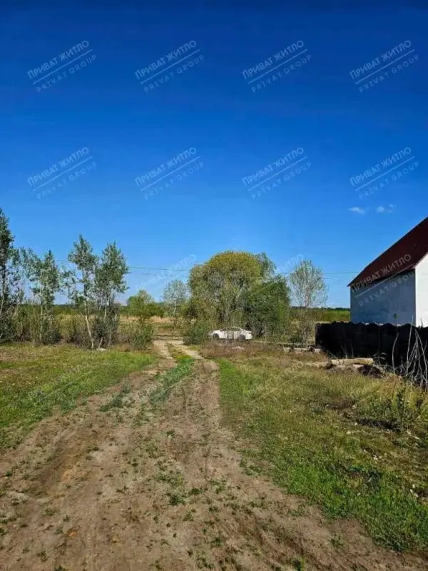 Продається земельна ділянка в Ліску.10 соток під забудову на березі річки Коломак.На ділянці є власна копанка.Комунікації (газ, світло, вода) по вулиці.Ідеальне місце для будівництва вашого заміського будинку мрії з власним виходом до річки!Телефонуйте просто зараз та дізнайтеся більше!