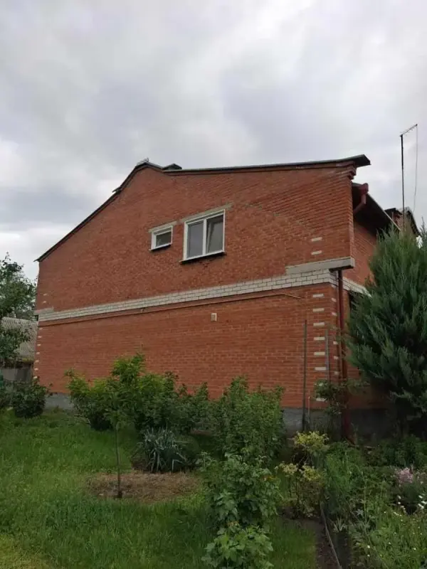 Шукаєте ідеальне місце для життя подалі від міської метушні, але з усіма зручностями? Цей чудовий будинок в Зінцях — саме те, що вам потрібно!Приватизована ділянка площею 30 соток дозволить вам втілити будь-які ландшафтні ідеї, а вже існуючий фруктовий сад з різними сортами винограду стане джерелом свіжих плодів та ягід. Особливості будинку: - площа 183 м.кв. - 6 просторих кімнат - 2 санвузли- гарний стан дозволить одразу переїхати- газовий котел гарантує тепло та затишок у холодну пору року.На території двору, повністю викладеному бруківкою, розташовані капітальний гараж та літня кухня, що робить це подвір`я ідеальним для відпочинку та прийому гостей.Не пропустіть свій шанс стати власником цього унікального будинку! Зв`яжіться з нами, щоб домовитись про перегляд!