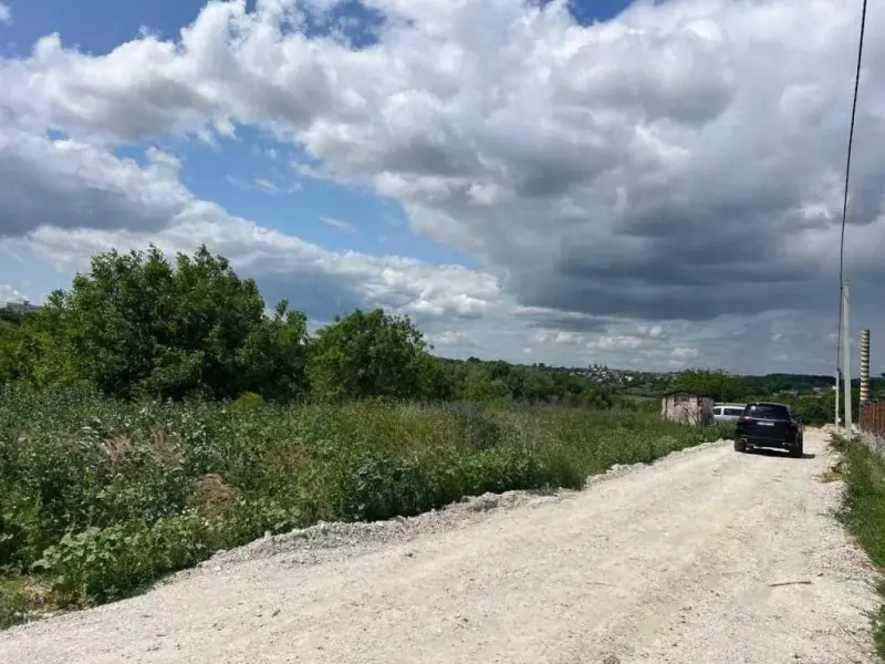 Продаж земельної ділянки під забудову - поруч розташований ЖК "Стандарт"* Загальна площа - 20 соток;* Цільове призначення - &nbsp;земля житлової та громадської забудови;* Площа ділянки дозволять побудувати добротний житловий будинок;* Комунікації (газ, світло, вода) знаходяться поруч;* Чудова локація, поруч знаходяться сучасні житлові будинки.Якщо вас зацікавила пропозиція ділянки в цій місцевості, звертайтеся за телефоном.