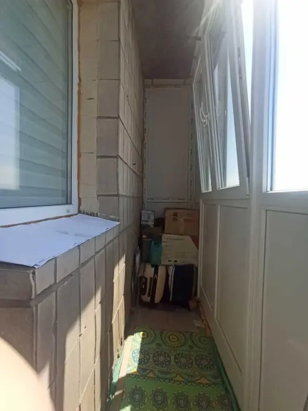 В продажу кімната в малосімейці на Алмазному!Площа кімнати - 13 м2Дев`ятий поверх дев`ятиповерхового будинкуЄ засклений балконКімната з косметичним ремонтом. Свій санвузол, ванна, бойлер. Опалення централізоване, батареї та стояк нові.Все замінено у 2024р. Є технічний поверх і вся мережа знаходиться там.Дах над кімнатою відремонтований у 2023р.Гарний стан можна заїхати і жити!Телефонуйте! Організуємо перегляд!