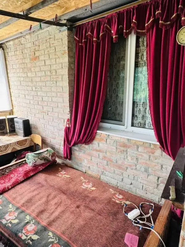 В продажу частина будинку в Ліску:* Площа 46/24/12 м2, дві кімнати, та велика кухня.* Будинок повністю цегляний + утеплений по всьому периметру.* У відмінному стані, виконано якісний сучасний ремонт.* Всі зручності в будинку, енергозберігаючі металопластикові вікна.* Опалення пічно-газове задекороване під камін.* У дворі є гараж, новий паркан.* Сад, город, поруч річка, озеро та ліс Прекрасні місця, гарне сполучення з містомМожливий обмін на 2-х кімнатну квартируЗа більш детальною інформацією звертайтеся за телефоном