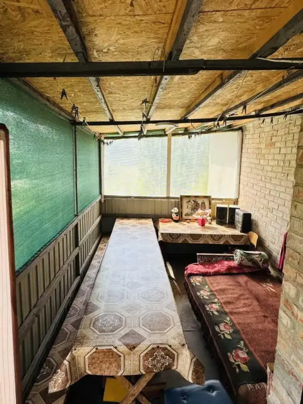 В продажу частина будинку в Ліску:* Площа 46/24/12 м2, дві кімнати, та велика кухня.* Будинок повністю цегляний + утеплений по всьому периметру.* У відмінному стані, виконано якісний сучасний ремонт.* Всі зручності в будинку, енергозберігаючі металопластикові вікна.* Опалення пічно-газове задекороване під камін.* У дворі є гараж, новий паркан.* Сад, город, поруч річка, озеро та ліс Прекрасні місця, гарне сполучення з містомМожливий обмін на 2-х кімнатну квартируЗа більш детальною інформацією звертайтеся за телефоном