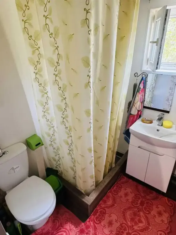 В продажу частина будинку в Ліску:* Площа 46/24/12 м2, дві кімнати, та велика кухня.* Будинок повністю цегляний + утеплений по всьому периметру.* У відмінному стані, виконано якісний сучасний ремонт.* Всі зручності в будинку, енергозберігаючі металопластикові вікна.* Опалення пічно-газове задекороване під камін.* У дворі є гараж, новий паркан.* Сад, город, поруч річка, озеро та ліс Прекрасні місця, гарне сполучення з містомМожливий обмін на 2-х кімнатну квартируЗа більш детальною інформацією звертайтеся за телефоном