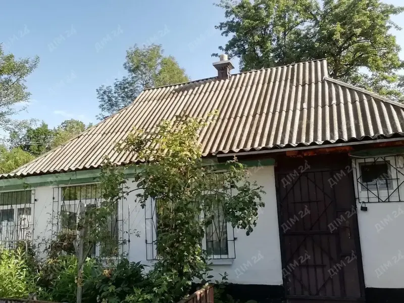 Представляємо окремий житловий будинок в селі Куклинці.* Загальна площа 56м2, дві житлові кімнати та кухня; * прохолодний влітку та теплий зимою саман обкладений цеглою;* встановлені енергоощадні металопластикові вікна із захисними ґратами;* опалення пічне;* криниця у дворі, поруч з будинком цегляний гараж, сарай, вхідний погріб;* земельна ділянка 37 соток;* територія огороджена металевим парканом.  &nbsp;Від будинку до села Мачухи - 1 км, до Села Мильці - 1.5 км, до зупинки тролейбуса "Розсошенці" - 8 км. В село курсує щогодини автобус, від зупинки до будинку - 10 хв.&nbsp;
