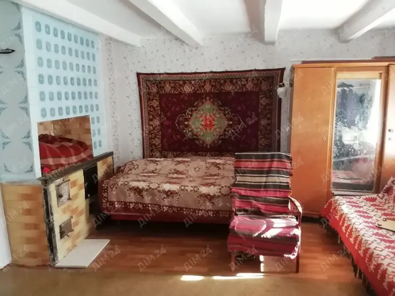 Представляємо окремий житловий будинок в селі Куклинці.* Загальна площа 56м2, дві житлові кімнати та кухня; * прохолодний влітку та теплий зимою саман обкладений цеглою;* встановлені енергоощадні металопластикові вікна із захисними ґратами;* опалення пічне;* криниця у дворі, поруч з будинком цегляний гараж, сарай, вхідний погріб;* земельна ділянка 37 соток;* територія огороджена металевим парканом.  &nbsp;Від будинку до села Мачухи - 1 км, до Села Мильці - 1.5 км, до зупинки тролейбуса "Розсошенці" - 8 км. В село курсує щогодини автобус, від зупинки до будинку - 10 хв.&nbsp;