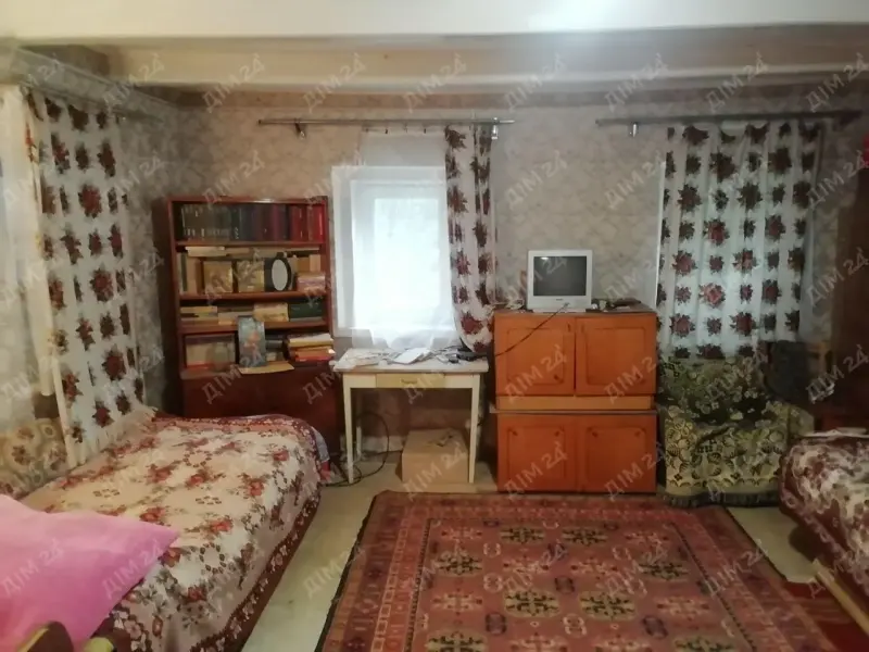 Представляємо окремий житловий будинок в селі Куклинці.* Загальна площа 56м2, дві житлові кімнати та кухня; * прохолодний влітку та теплий зимою саман обкладений цеглою;* встановлені енергоощадні металопластикові вікна із захисними ґратами;* опалення пічне;* криниця у дворі, поруч з будинком цегляний гараж, сарай, вхідний погріб;* земельна ділянка 37 соток;* територія огороджена металевим парканом.  &nbsp;Від будинку до села Мачухи - 1 км, до Села Мильці - 1.5 км, до зупинки тролейбуса "Розсошенці" - 8 км. В село курсує щогодини автобус, від зупинки до будинку - 10 хв.&nbsp;