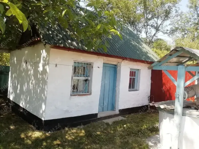 Представляємо окремий житловий будинок в селі Куклинці.* Загальна площа 56м2, дві житлові кімнати та кухня; * прохолодний влітку та теплий зимою саман обкладений цеглою;* встановлені енергоощадні металопластикові вікна із захисними ґратами;* опалення пічне;* криниця у дворі, поруч з будинком цегляний гараж, сарай, вхідний погріб;* земельна ділянка 37 соток;* територія огороджена металевим парканом.  &nbsp;Від будинку до села Мачухи - 1 км, до Села Мильці - 1.5 км, до зупинки тролейбуса "Розсошенці" - 8 км. В село курсує щогодини автобус, від зупинки до будинку - 10 хв.&nbsp;