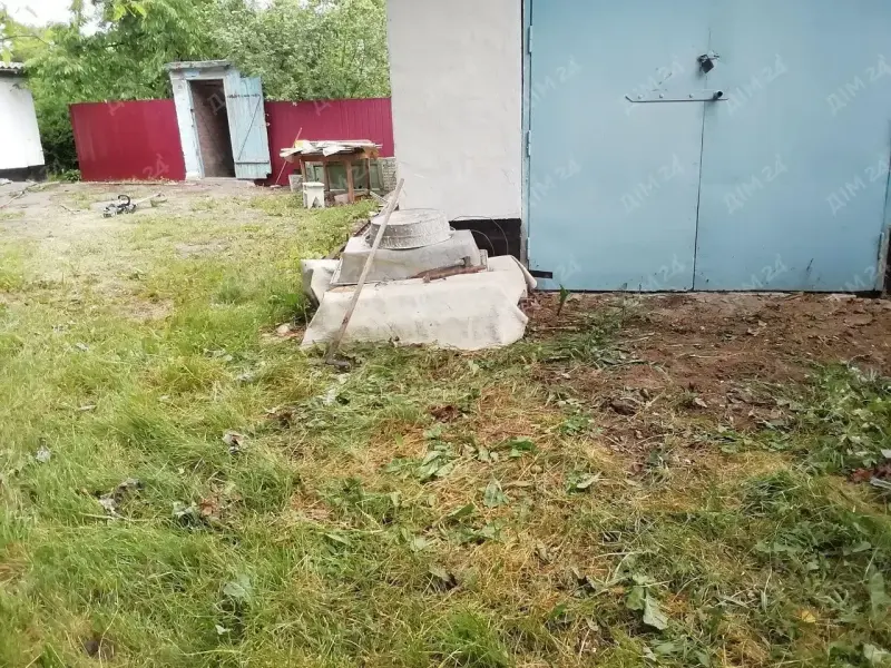 Представляємо окремий житловий будинок в селі Куклинці.* Загальна площа 56м2, дві житлові кімнати та кухня; * прохолодний влітку та теплий зимою саман обкладений цеглою;* встановлені енергоощадні металопластикові вікна із захисними ґратами;* опалення пічне;* криниця у дворі, поруч з будинком цегляний гараж, сарай, вхідний погріб;* земельна ділянка 37 соток;* територія огороджена металевим парканом.  &nbsp;Від будинку до села Мачухи - 1 км, до Села Мильці - 1.5 км, до зупинки тролейбуса "Розсошенці" - 8 км. В село курсує щогодини автобус, від зупинки до будинку - 10 хв.&nbsp;