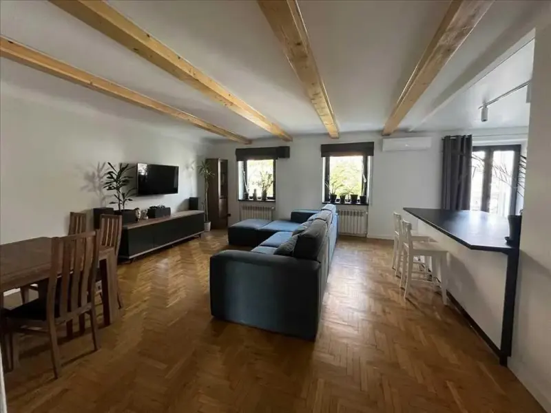 Продається простора квартира (87 м.кв.) в історичному центрі міста. Зроблено якісний ремонт, встановлено два кондиціонери, частково залишаються меблі.Оцініть переваги:Ідеальне розташування: Тихий район в історичному центрі міста.Готова до проживання: Зроблено якісний ремонт.Комфортний клімат: Два кондиціонери для вашого затишку.Зручне зберігання: 3 гардеробні кімнати допоможуть підтримувати порядок.Простора кухня: 13 м2 - мрія господині.Додаткові зручності: Балкон, металопластикові вікна.Бонуси для власника: Вихід до великого підсобного приміщення, сарай (як гараж), підвал.Все поруч: Школа, дитячий садок, басейн, лікарня - все в пішій доступності.Центр розваг та культури: 3 хвилини до ЦУМу та театру ім. Гоголя.Мрієте про комфортне життя в центрі міста? Телефонуйте та домовляйтеся про перегляд у зручний для вас час!