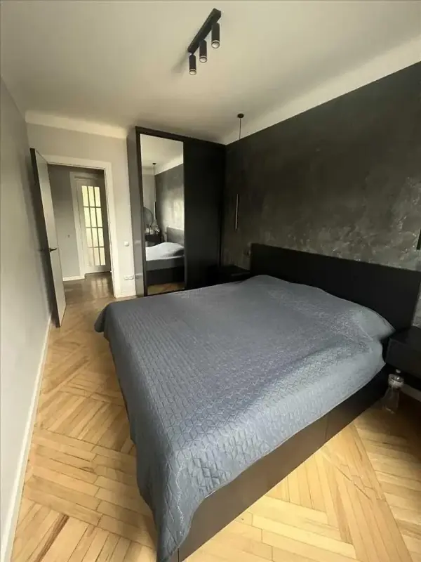 Продається простора квартира (87 м.кв.) в історичному центрі міста. Зроблено якісний ремонт, встановлено два кондиціонери, частково залишаються меблі.Оцініть переваги:Ідеальне розташування: Тихий район в історичному центрі міста.Готова до проживання: Зроблено якісний ремонт.Комфортний клімат: Два кондиціонери для вашого затишку.Зручне зберігання: 3 гардеробні кімнати допоможуть підтримувати порядок.Простора кухня: 13 м2 - мрія господині.Додаткові зручності: Балкон, металопластикові вікна.Бонуси для власника: Вихід до великого підсобного приміщення, сарай (як гараж), підвал.Все поруч: Школа, дитячий садок, басейн, лікарня - все в пішій доступності.Центр розваг та культури: 3 хвилини до ЦУМу та театру ім. Гоголя.Мрієте про комфортне життя в центрі міста? Телефонуйте та домовляйтеся про перегляд у зручний для вас час!