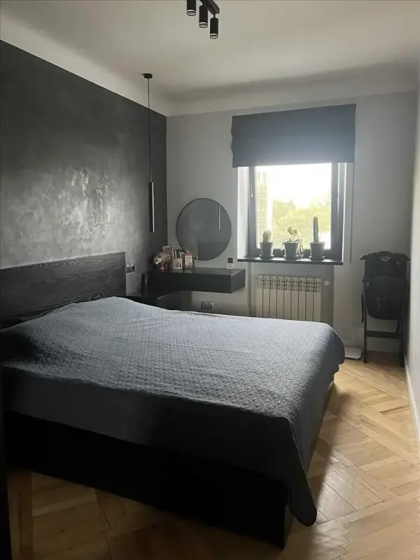 Продається простора квартира (87 м.кв.) в історичному центрі міста. Зроблено якісний ремонт, встановлено два кондиціонери, частково залишаються меблі.Оцініть переваги:Ідеальне розташування: Тихий район в історичному центрі міста.Готова до проживання: Зроблено якісний ремонт.Комфортний клімат: Два кондиціонери для вашого затишку.Зручне зберігання: 3 гардеробні кімнати допоможуть підтримувати порядок.Простора кухня: 13 м2 - мрія господині.Додаткові зручності: Балкон, металопластикові вікна.Бонуси для власника: Вихід до великого підсобного приміщення, сарай (як гараж), підвал.Все поруч: Школа, дитячий садок, басейн, лікарня - все в пішій доступності.Центр розваг та культури: 3 хвилини до ЦУМу та театру ім. Гоголя.Мрієте про комфортне життя в центрі міста? Телефонуйте та домовляйтеся про перегляд у зручний для вас час!