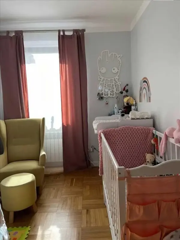 Продається простора квартира (87 м.кв.) в історичному центрі міста. Зроблено якісний ремонт, встановлено два кондиціонери, частково залишаються меблі.Оцініть переваги:Ідеальне розташування: Тихий район в історичному центрі міста.Готова до проживання: Зроблено якісний ремонт.Комфортний клімат: Два кондиціонери для вашого затишку.Зручне зберігання: 3 гардеробні кімнати допоможуть підтримувати порядок.Простора кухня: 13 м2 - мрія господині.Додаткові зручності: Балкон, металопластикові вікна.Бонуси для власника: Вихід до великого підсобного приміщення, сарай (як гараж), підвал.Все поруч: Школа, дитячий садок, басейн, лікарня - все в пішій доступності.Центр розваг та культури: 3 хвилини до ЦУМу та театру ім. Гоголя.Мрієте про комфортне життя в центрі міста? Телефонуйте та домовляйтеся про перегляд у зручний для вас час!