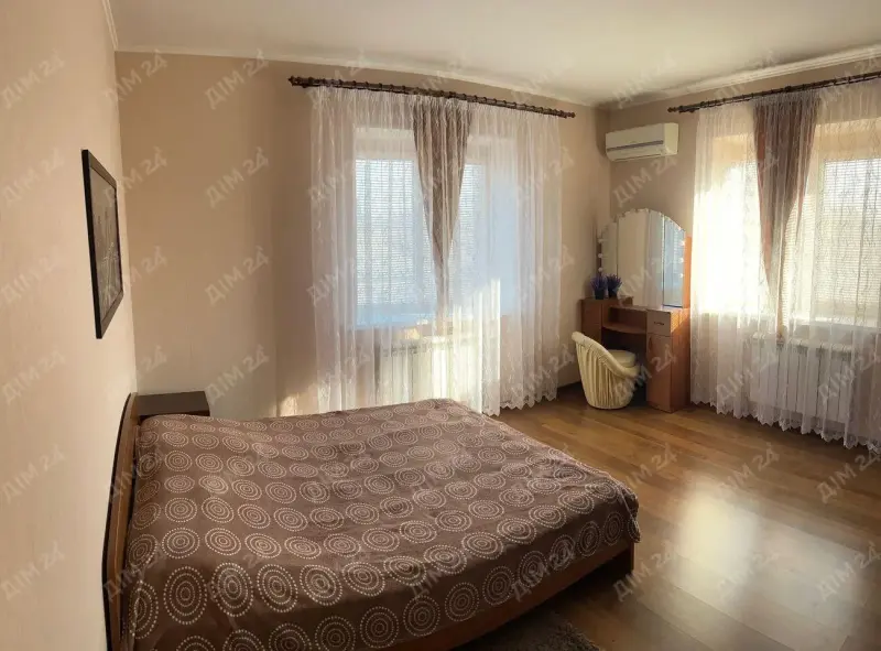 Пропонуємо у продаж будинок в районному центрі Машівка, від Полтави за 35 км* Загальна площа 54 кв.м* Дві кімнати, та кухня. В одній кімнаті є погріб.* Будинок ракушняк обкладений цеглою, теплий в зимку та прохолодний влітку* По кумунікаціям - в будинок заведено світло, газопостачання, централізоване водопостачання. Є колодязь* Земельна ділянка 25 соток приватизована. * Територія огороджена сіткою-рабіцею, хвірточку та ворота потрібно переробитиПоряд з будинком школа, магазини, зупинка транспортуТелефонуйте, відповім на додаткові питання та організую показ!