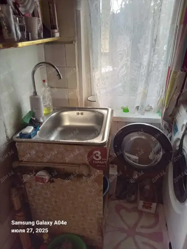 В продажу частина будинку на Балакіна.Загальна площа 20 м2, 2 кімнати.Заведений газ, свтло, центральна вода.Санвузол на вулиці.Окремий дворик, є хоз приміщення.Порд зупинка транспорту, магазин.Телефонуйте та домовляйтеся на показ!