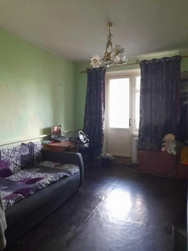 Продається простора 1-кімнатна квартира в сучасному спальному районі міста.Загальна площа — 30 м2. П`ятий поверх дев’ятиповерхового будинку — оптимальний для комфортного життя.· Стан під ремонт — ідеальна можливість створити стильний інтер’єр на власний смак· Є балкон· Зручне планування — немає прохідних зонРозвинена інфраструктура району:- Поруч супермаркети, аптеки, школи та дитсадки- До зупинки транспорту — 3 хвилини- Зелений двір, майданчик для дітей, багато місць для паркуванняЧудовий варіант під орендний бізнес або перший власний дім!Телефонуйте прямо зараз — таких пропозицій майже не лишилось!Перегляд у зручний для вас час.