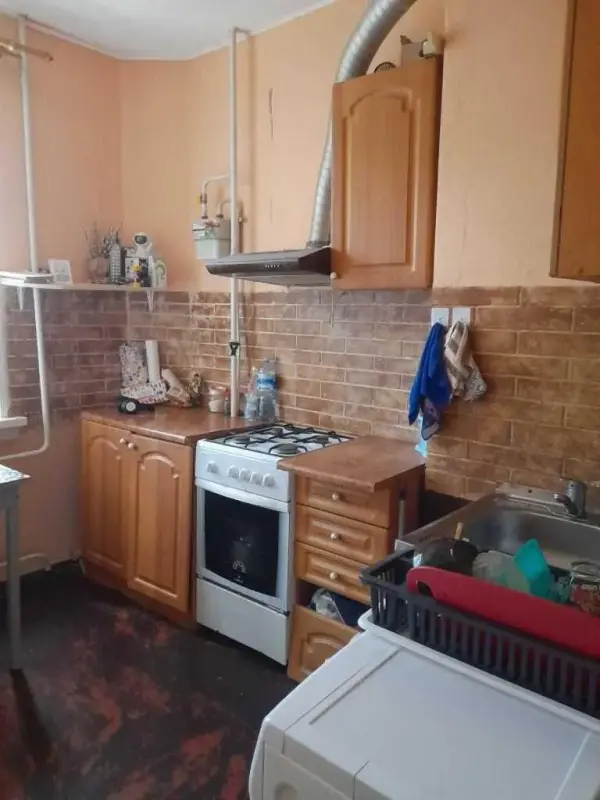 Продається простора 1-кімнатна квартира в сучасному спальному районі міста.Загальна площа — 30 м2. П`ятий поверх дев’ятиповерхового будинку — оптимальний для комфортного життя.· Стан під ремонт — ідеальна можливість створити стильний інтер’єр на власний смак· Є балкон· Зручне планування — немає прохідних зонРозвинена інфраструктура району:- Поруч супермаркети, аптеки, школи та дитсадки- До зупинки транспорту — 3 хвилини- Зелений двір, майданчик для дітей, багато місць для паркуванняЧудовий варіант під орендний бізнес або перший власний дім!Телефонуйте прямо зараз — таких пропозицій майже не лишилось!Перегляд у зручний для вас час.