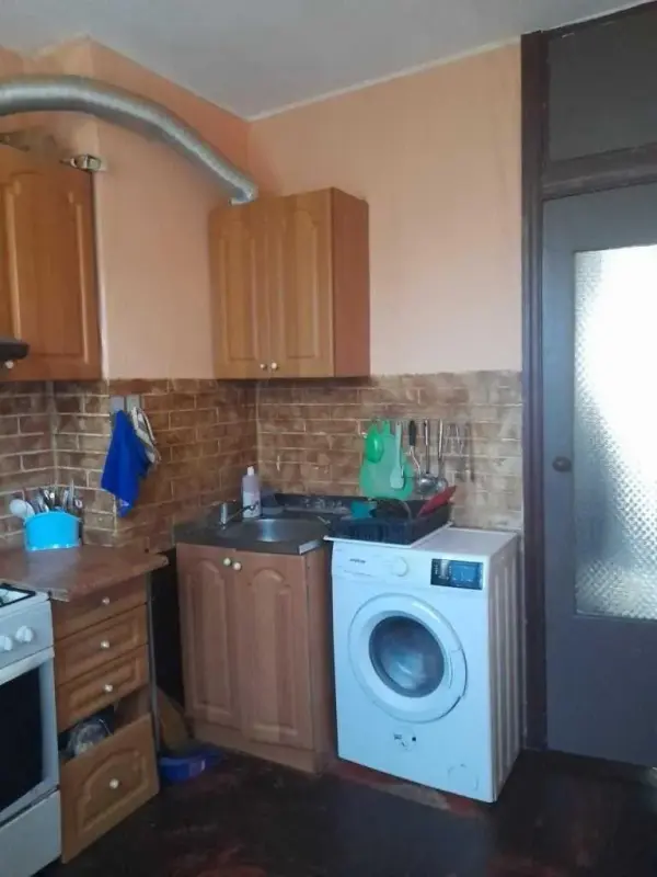 Продається простора 1-кімнатна квартира в сучасному спальному районі міста.Загальна площа — 30 м2. П`ятий поверх дев’ятиповерхового будинку — оптимальний для комфортного життя.· Стан під ремонт — ідеальна можливість створити стильний інтер’єр на власний смак· Є балкон· Зручне планування — немає прохідних зонРозвинена інфраструктура району:- Поруч супермаркети, аптеки, школи та дитсадки- До зупинки транспорту — 3 хвилини- Зелений двір, майданчик для дітей, багато місць для паркуванняЧудовий варіант під орендний бізнес або перший власний дім!Телефонуйте прямо зараз — таких пропозицій майже не лишилось!Перегляд у зручний для вас час.