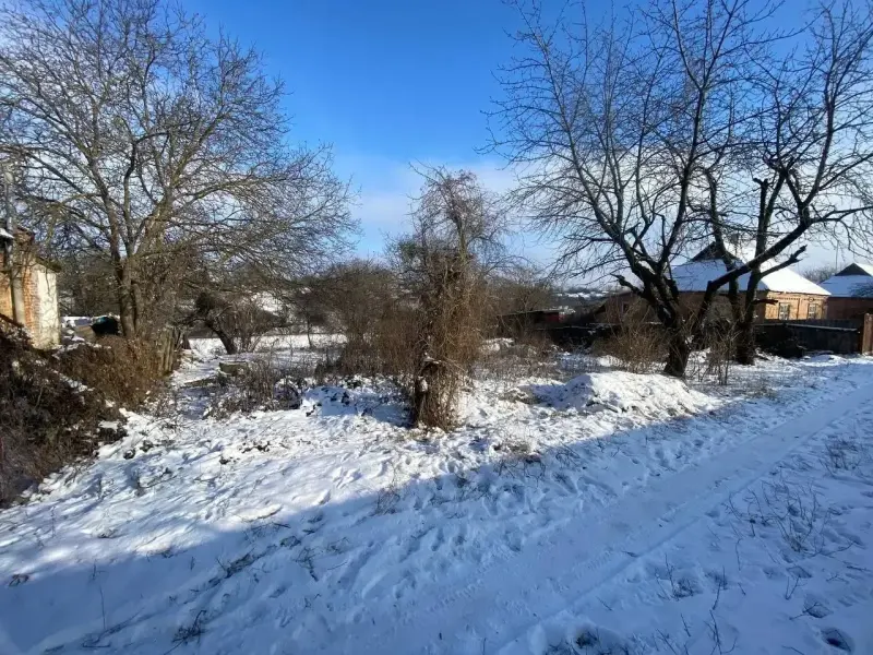 Пропонуємо до продажу земельну ділянку в місті.* Загальна площа 10 соток* Цільове призначення - під забудову та обслуговування житлового будинку* Всі необхідні комунікації йдуть по вулиціПоряд забудовані будинки. Телефонуйте, відповім на додаткові питання та організую показ!