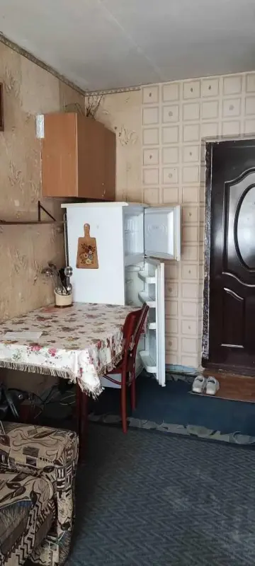 Продається кімната в гуртожитку на Алмазному (зупинка "23 Вересня").Площа кімнати — 14 м2.Розташована на 3-му поверсі 5-поверхового цегляного будинку.Зручне розташування: поруч дитячий садок, школа, магазини, поліклініка, кафе, паркова зона. До зупинки громадського транспорту — 5 хвилин пішки.Кухня та туалет — на поверсі. Душова після якісного ремонту.Є можливість провести воду та каналізацію безпосередньо в кімнату.Телефонуйте та домовляйтесь про перегляд!