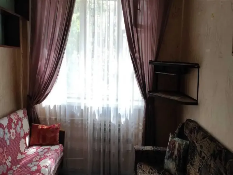 Продається кімната в гуртожитку на Алмазному (зупинка "23 Вересня").Площа кімнати — 14 м2.Розташована на 3-му поверсі 5-поверхового цегляного будинку.Зручне розташування: поруч дитячий садок, школа, магазини, поліклініка, кафе, паркова зона. До зупинки громадського транспорту — 5 хвилин пішки.Кухня та туалет — на поверсі. Душова після якісного ремонту.Є можливість провести воду та каналізацію безпосередньо в кімнату.Телефонуйте та домовляйтесь про перегляд!