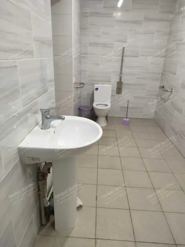 Продається кімната в гуртожитку на Алмазному (зупинка "23 Вересня").Площа кімнати — 14 м2.Розташована на 3-му поверсі 5-поверхового цегляного будинку.Зручне розташування: поруч дитячий садок, школа, магазини, поліклініка, кафе, паркова зона. До зупинки громадського транспорту — 5 хвилин пішки.Кухня та туалет — на поверсі. Душова після якісного ремонту.Є можливість провести воду та каналізацію безпосередньо в кімнату.Телефонуйте та домовляйтесь про перегляд!