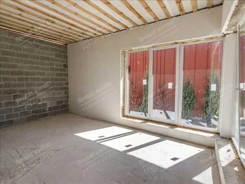 В продажу з`явився приватний будинок на Червоному шляху* Загальна площа будинку 100кв.м, житлова - 62кв.м, кухня 11кв.м* Повністю готовий до заселення після покупки - вам залишиться тільки завезти особисті речі.* Підключені всі комунікації, автономне опалення.* Доглянута ділянка з гаражем для автомобіля* Зручний асфальтований під`їзд.Щоб отримати додаткову інформацію - телефонуйте!