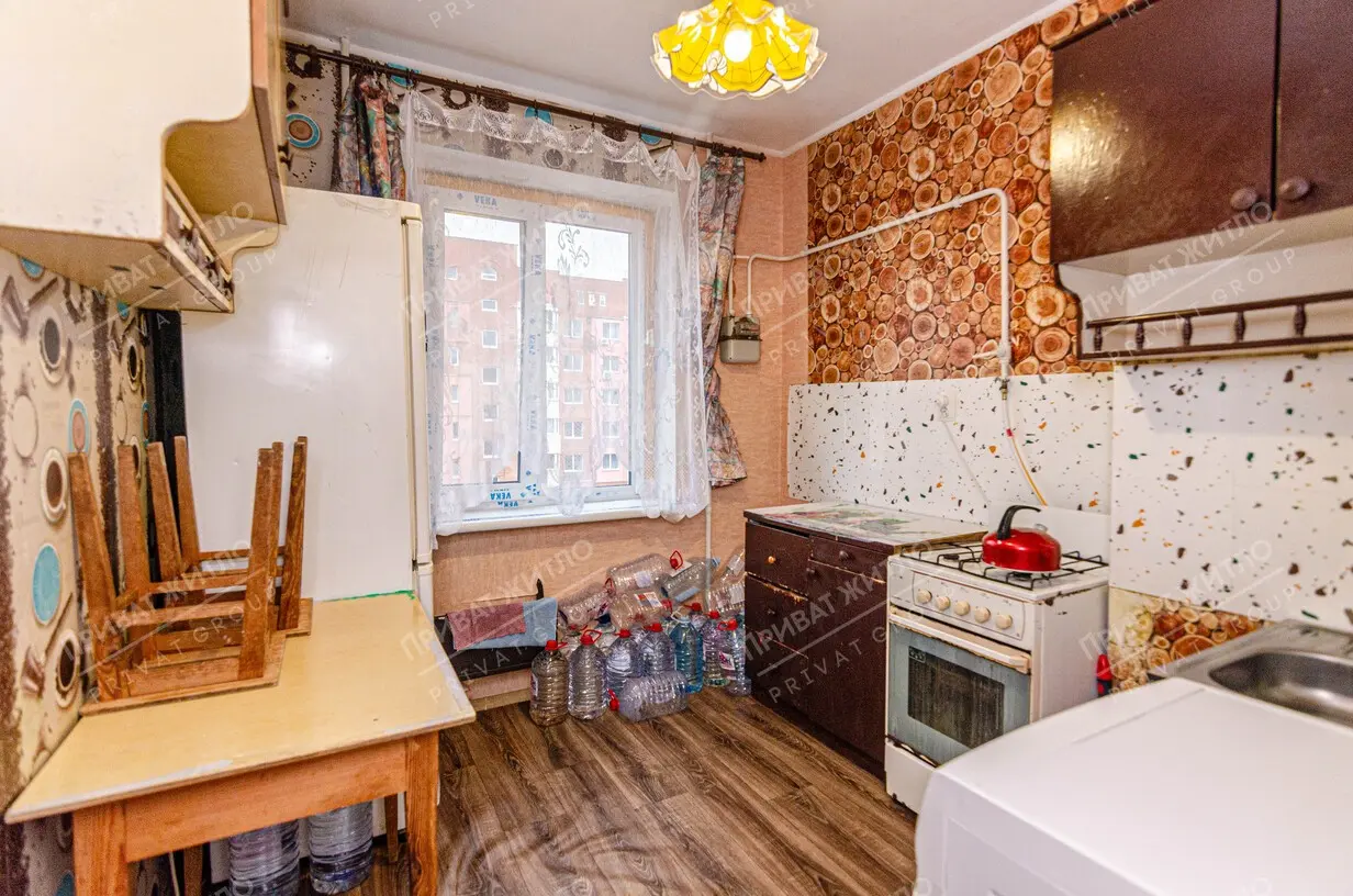 У продажу 2 кімнатна квартира в новобудові на Огнівці.Загальна площа — 66,82 кв.м, житлова — 63,04 кв.м.Квартира розташована на 9 поверсі 10 поверхового будинку.Автономне опалення.Є два утеплені та засклені балкони.Поруч школа, дитячий садок, ринок, супермаркет та зупинка громадського транспорту.Детальніша інформація за телефоном. Звертайтесь!