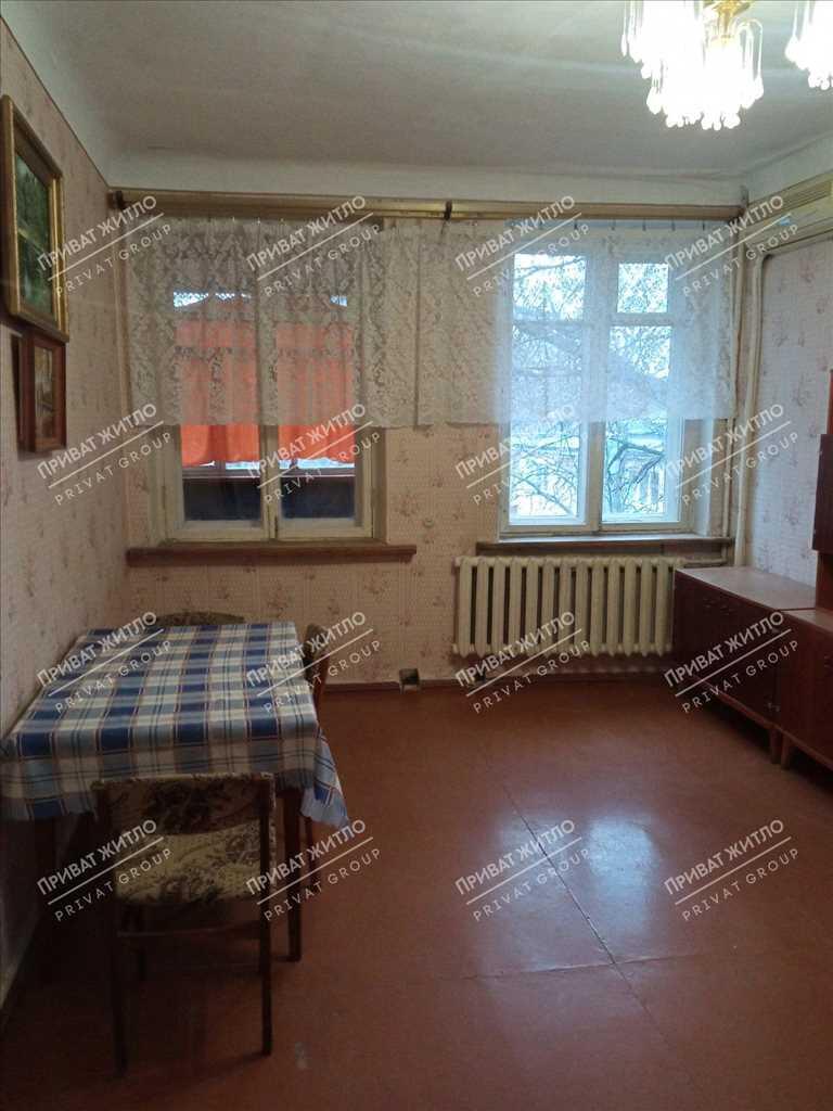 2-кімнатна квартира в центрі - це коли Корпусний сад, Соборність, ЦУМ,театр, кав`ярні та вся потрібна інфраструктура - буквально поруч пішки.45,3 м² у самому центрі Полтави - цегляний будинок, сталінка, 3/3 поверх.Дві кімнати, кухня 9 м², балкон, висока стеля 2,7 м, газова колонка.Квартира під ремонт - без компромісів із чужим дизайномІз приємного - закритий дворик.А з головного - локація, яку не треба рекламувати. Центр є центр.Під оренду - один із тих варіантів, де кращого за співвідношенням "центр + дві кімнати + ціна" ще треба пошукати.Свої пропозиції озвучуйте за вказаним номером телефону!